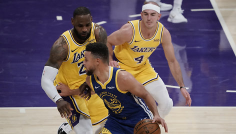 Stephenas Curry (su kamuoliu) prieš „Lakers“ gynybą