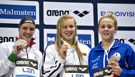 Rūta Meilutytė (viduryje)