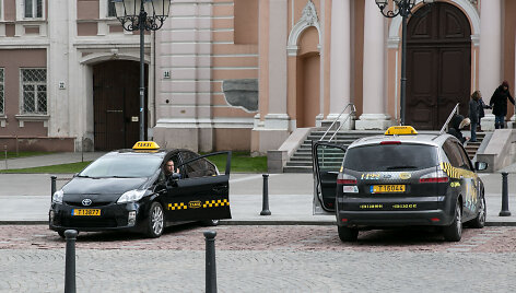 Taksi automobiliai prie &Scaron;v. Kazimiero bažnyčios