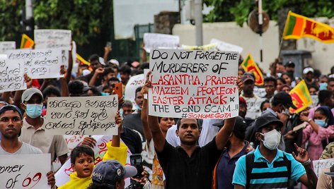 Šri Lankoje dėl įtarimų kurstant masinį smurtą sulaikyti du valdantieji parlamentarai