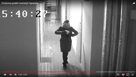 Laiptinėje įtaisytos kameros užfiksavo, kaip nepažįstamosios atėjo pas senyvo amžiaus žmogų Klaipėdoje.