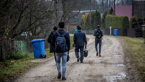 Migrantai, nelegaliai patekę į Lietuvą, eina per Musteikos kaimą (Varėnos r.) 