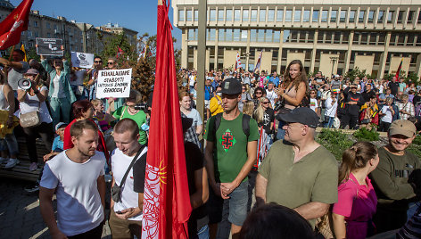 Prie Seimo vyksta protestas dėl planuojamo Vyriausybės ribojimų neturintiems Galimybių paso