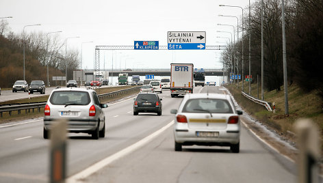 Eismas prie pramogų centro „Mega“