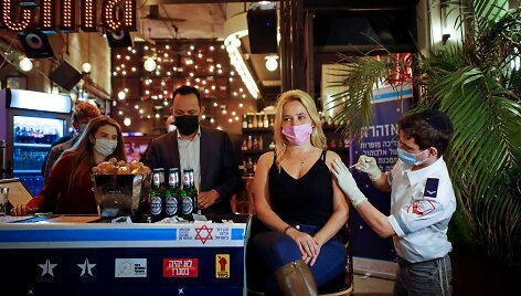 Izraelyje gyventojai skiepijami net baruose