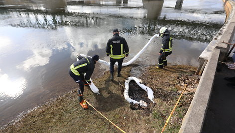 Teršalų stabdymo darbai Nemune