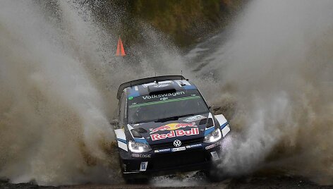  Sebastienas Ogier su &scaron;turmanu Julienu Ingrassia džiaugiasi pergale