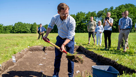 Norvegijos klimato ir aplinkos ministras Sveinungas Rotevatnas simboli&scaron;kai pradėjo archeologinius kasinėjimus.
