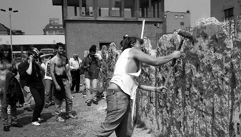 Griaunama Berlyno siena (1990 m. birželis)