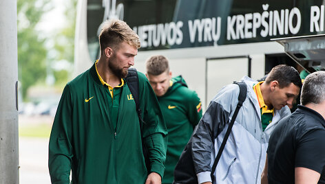Lietuvos krep&scaron;inio rinktinė atvyko į Belgradą. Domantas Sabonis, Jonas Mačiulis.