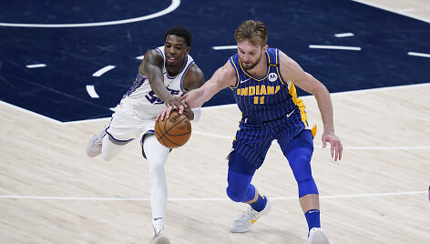 Domantas Sabonis prie&scaron; Deloną Wrightą