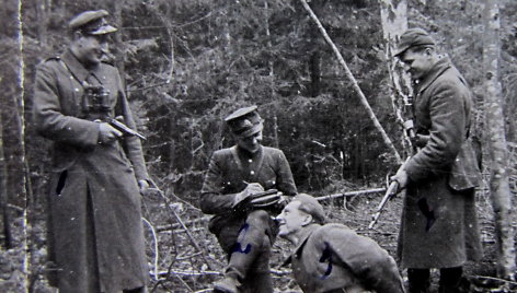 Didžiosios Kovos apygardos partizanų Karo lauko teismo inscenizacija. Iš kairės: Romualdas Randis-Meška, Pranas Jaromskas-Perkūnas, Zigmas Žičius-Galiūnas ir Pranas Dzimidavičius-Puntukas. Henriko Dimšos nuotrauka, daryta 1946 m. pavasarį.