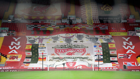 &bdquo;Liverpool&ldquo; sirgalių plakatai &bdquo;Anfield&ldquo; stadione 