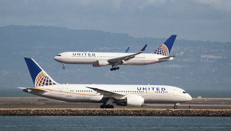 „United Airlines“ tenka rūpintis dėl smūgio kompanijos reputacijai