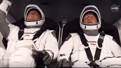 Bobas Behnkenas (kairėje) ir Dougas Hurley &bdquo;Crew Dragon&ldquo; kapsulėje