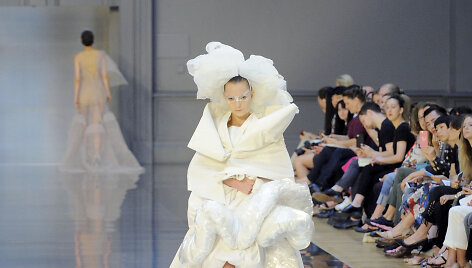 &bdquo;Maison Margiela&ldquo; 2015 m. auk&scaron;tosios mados kolekcijos modelis