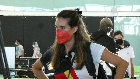 Ona Carbonell piktinosi Barselonos oro uoste, kad negali pasiimti į Tokiją kūdikio.