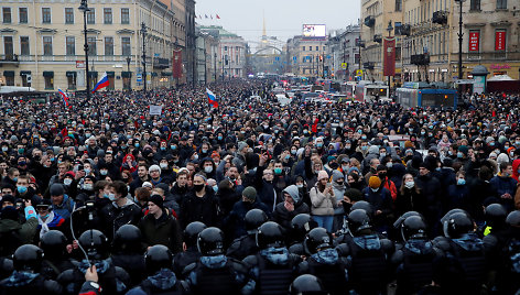 Protestuotojai ir pareigūnai Sankt Peterburge