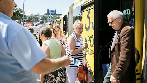 Per kar&scaron;čius sostinės kontrolieriai vie&scaron;ojo transporto keleiviams dalija vandenį