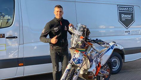 Arūnas Gelažninkas ir &bdquo;Zigmas Dakar team&ldquo; i&scaron;siuntė techniką į Dakarą