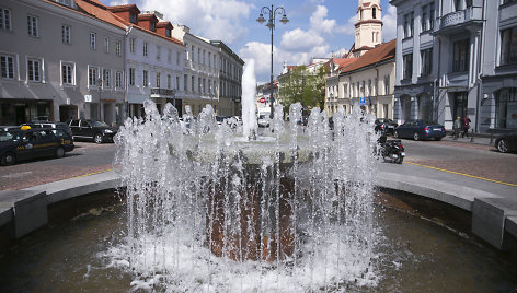 Vilniaus Rotušės aikštėje pradėjo veikti fontanas