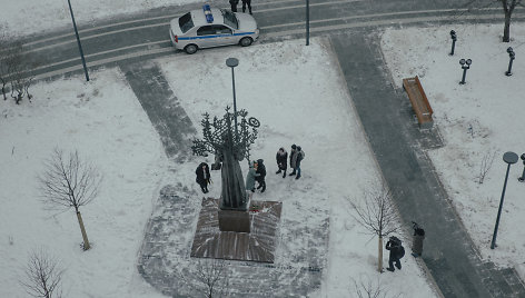 Maskviečiai protestuoja, atnešdami gėlių