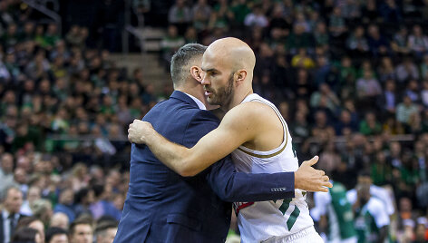 Nick Calathes pasisveikinimas su Žalgirio treneriais   