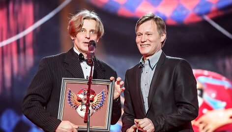 I.Gordinas įteikia &bdquo;Auksinės kaukės&ldquo; prizą T.Čižui