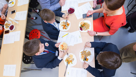 Vaikų mityba mokyklose: sveikesnio maisto degustacija