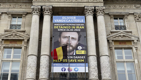 Už Olivier Vandecasteele i&scaron;slaivinimą pasisakantys plakatai Belgijoje