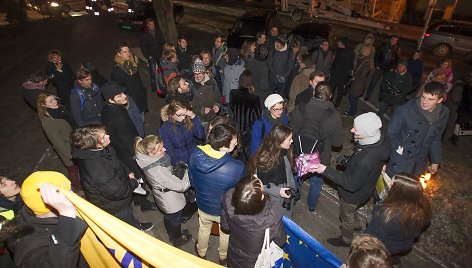 Dešimtys jaunuolių Vilniuje prie ambasados išreiškė paramą Ukrainos protestuotojams.