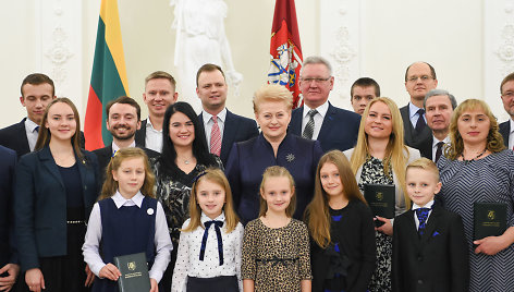 Dalia Grybauskaitė apdovanojo dešimtojo Konstitucijos egzamino nugalėtojus