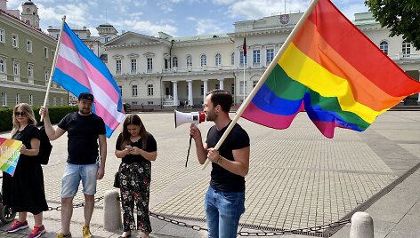 LGBT bendruomenės simbolinė prezidento padrąsinimo akcija &ndash; piketas