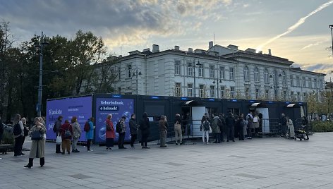 Antrąją išankstinio balsavimo Seimo rinkimuose dieną Vilniaus Lukiškių aikštėje nusidriekė milžiniškos eilės