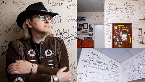 Povilas Me&scaron;kėla &scaron;alia para&scaron;ų sienos savo studijoje