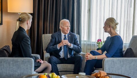 JAV prezidentas Joe Bidenas ir A.Navalno duktė bei žmona