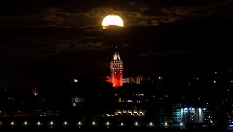 Dangaus stebėtojai grožisi „supermėnuliu“