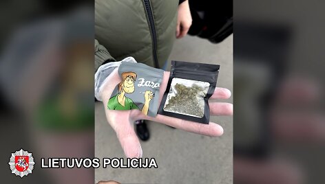 Klaipėdos teisėsaugininkai su įkalčiais sulaikė jaunuolį įtariamą platinusį narkotines medžiagas