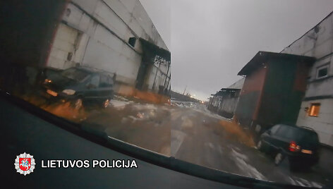 Nuotraukose pavaizduotas automobilis, kurio vairuotojas įtariamas sausio 27-ąją &Scaron;ilutės plente partrenkęs moterį ir pabėgęs.