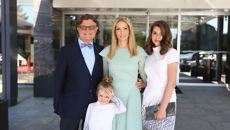 Antanas ir Daina Bosai su dukromis Urte Magdalena ir Marija (de&scaron;inėje)