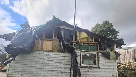 Nuo namo Balsėnuose stogo nuplėštas stogas. 