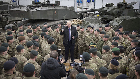 Borisas Johnsonas lanko britų karius Estijoje