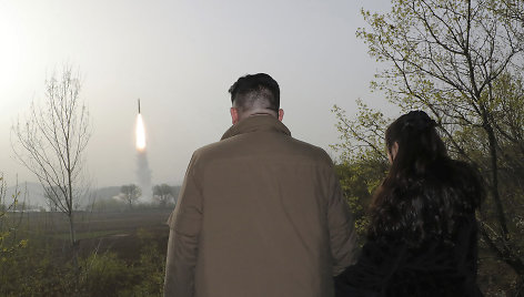 Šiaurės Korėjos lyderis Kim Jong Unas stebi raketos paleidimą