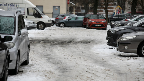 Nenukasto sniego ir ledo po juo spąstai Vilniaus kiemuose gali baigtis ir avarija