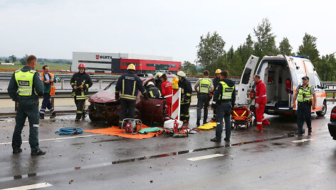 Greitkelyje A2, kelio Vilnius&ndash;Panevėžys 65-ame km, vertėsi automobilis