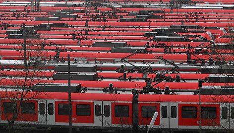 Geležinkelio darbuotojų streikas į&scaron;aldė susisiekimą traukiniais