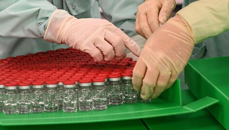 Laboratorijos technikai klinikiniam tyrimui ruo&scaron;ia &bdquo;AstraZeneca&ldquo; vakcinos dozes