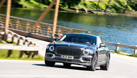 „Bentley Flying Spur W12“ ir „Bentley Bentayga Hybrid“ testas