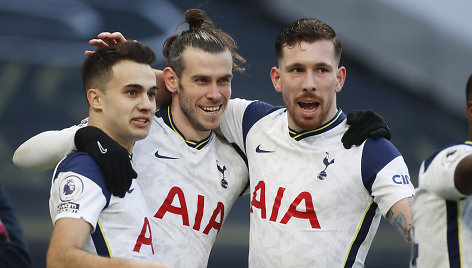 Garethas Bale'as su komandos draugais švenčia įvartį prieš „Burnley“