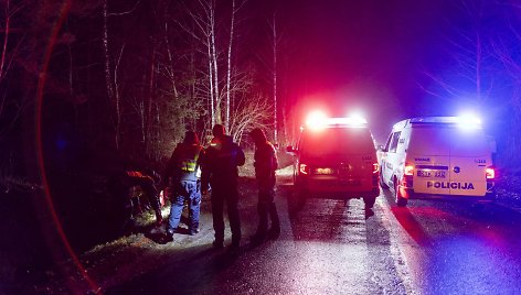 Policijos stabdomas BMW nestojo – nulėkė nuo kelio ir trenkėsi į medį: žuvo jaunas vairuotojas